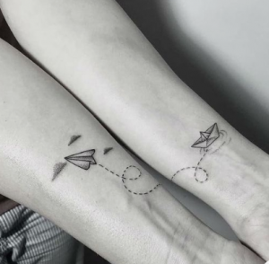tatuagem avião de papel 1