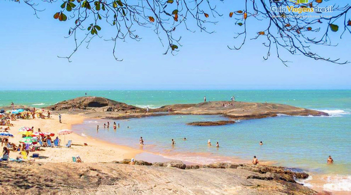 Os melhores lugares românticos para viajar com praia - Praia dos Namorados, ES