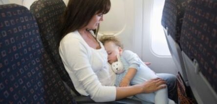 bebê paga passagem de avião