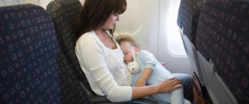 bebê paga passagem de avião
